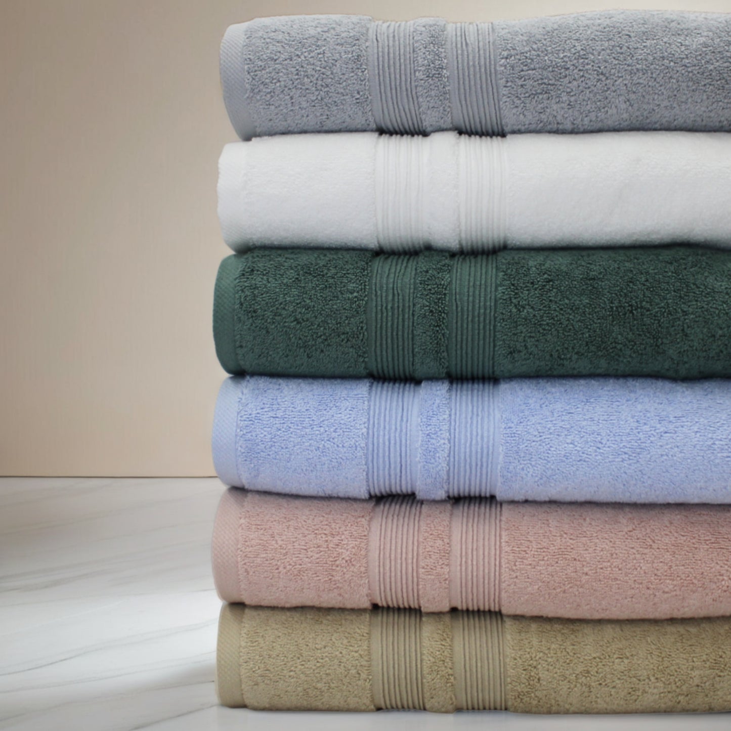 Serviettes de bain FLAMARDA Collection Sérénité Lagune empilées par couleur, linge de bain haut de gamme au design épuré et apaisant