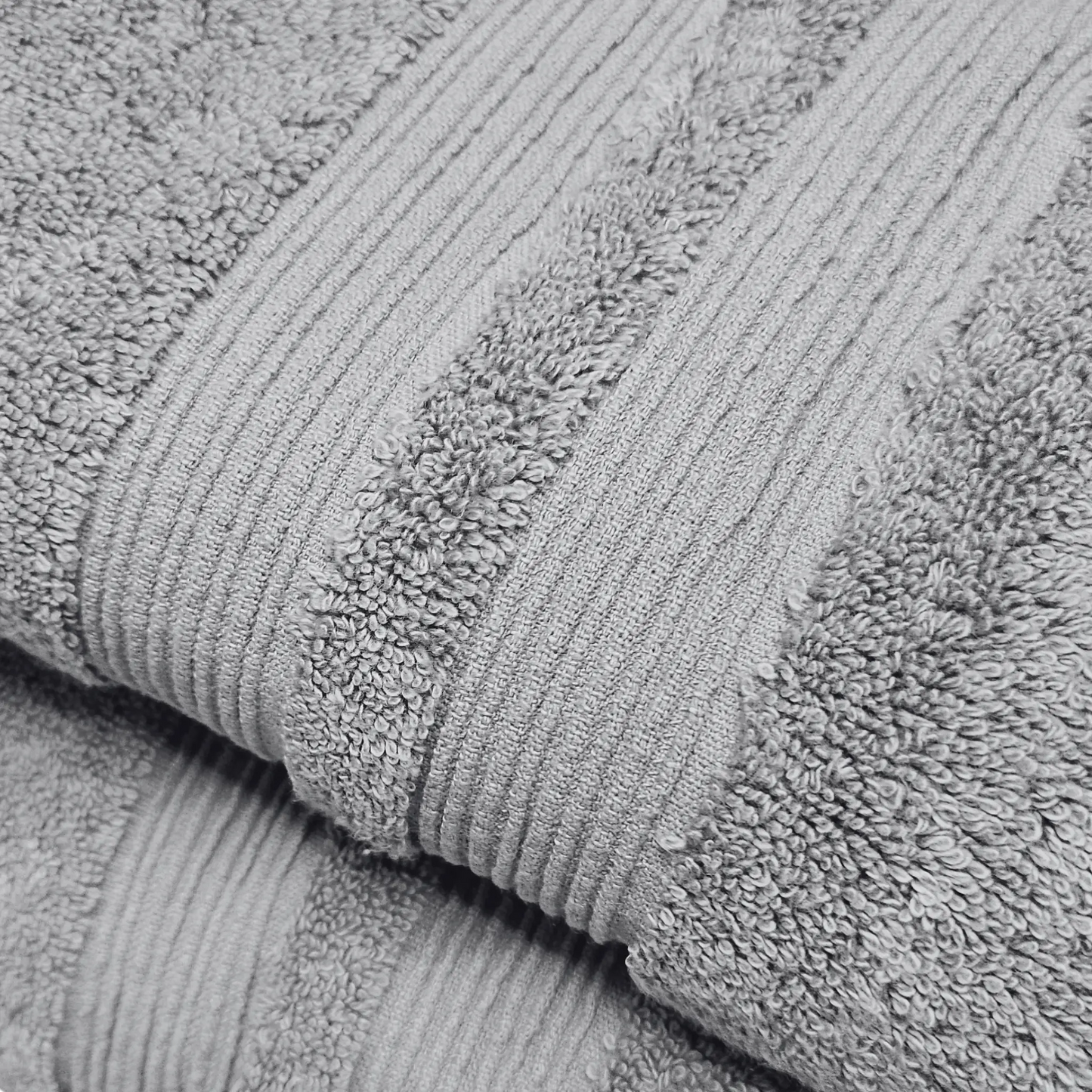 Serviette de bain FLAMARDA couleur gris, collection Lagune, en coton épais et texturé, idéal pour une salle de bain moderne et élégante. Idéal serviette visage/mains