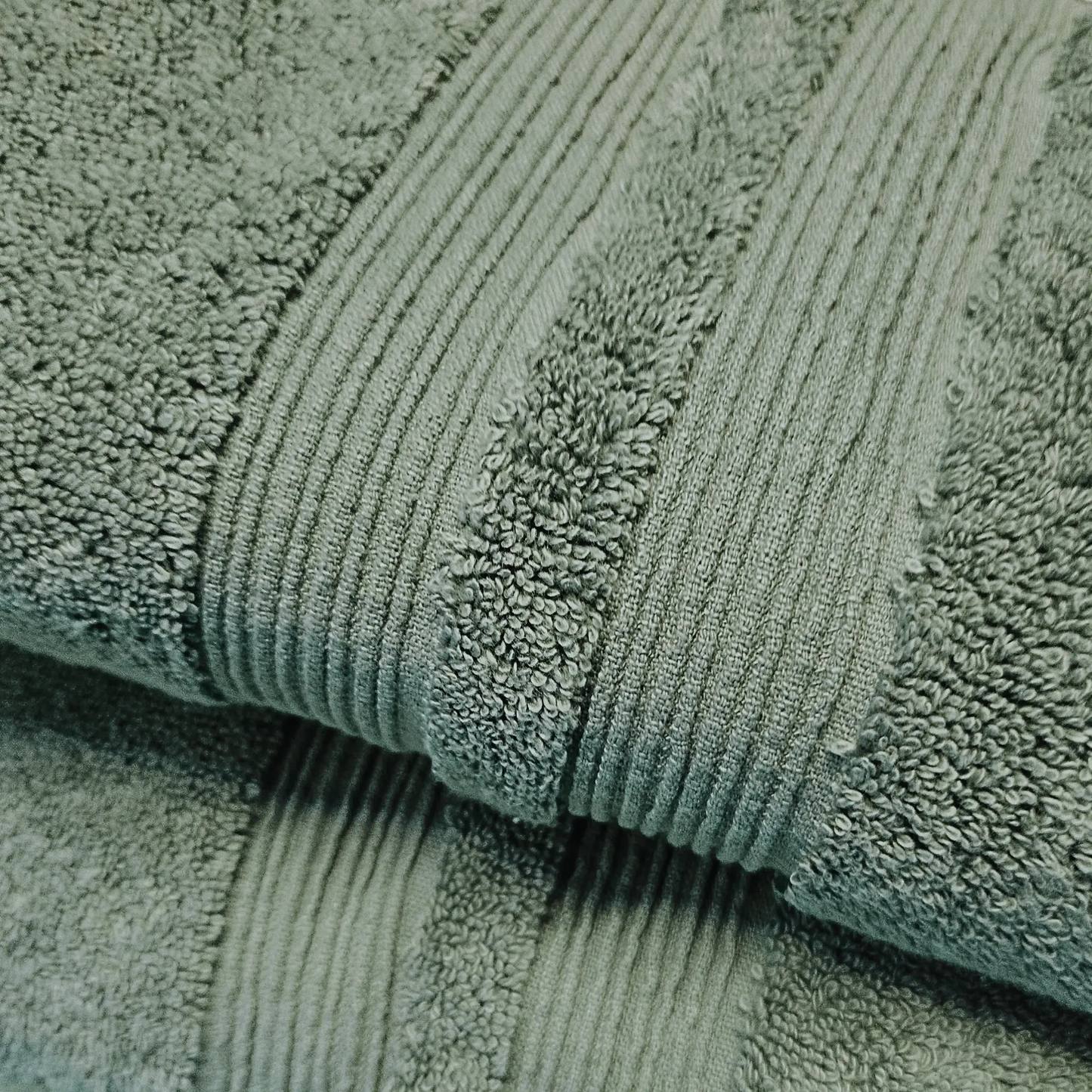 Serviette de bain FLAMARDA couleur vert, collection Lagune, en coton épais et texturé pour un confort et une absorption optimale après le bain. Idéal comme serviette visage/mains