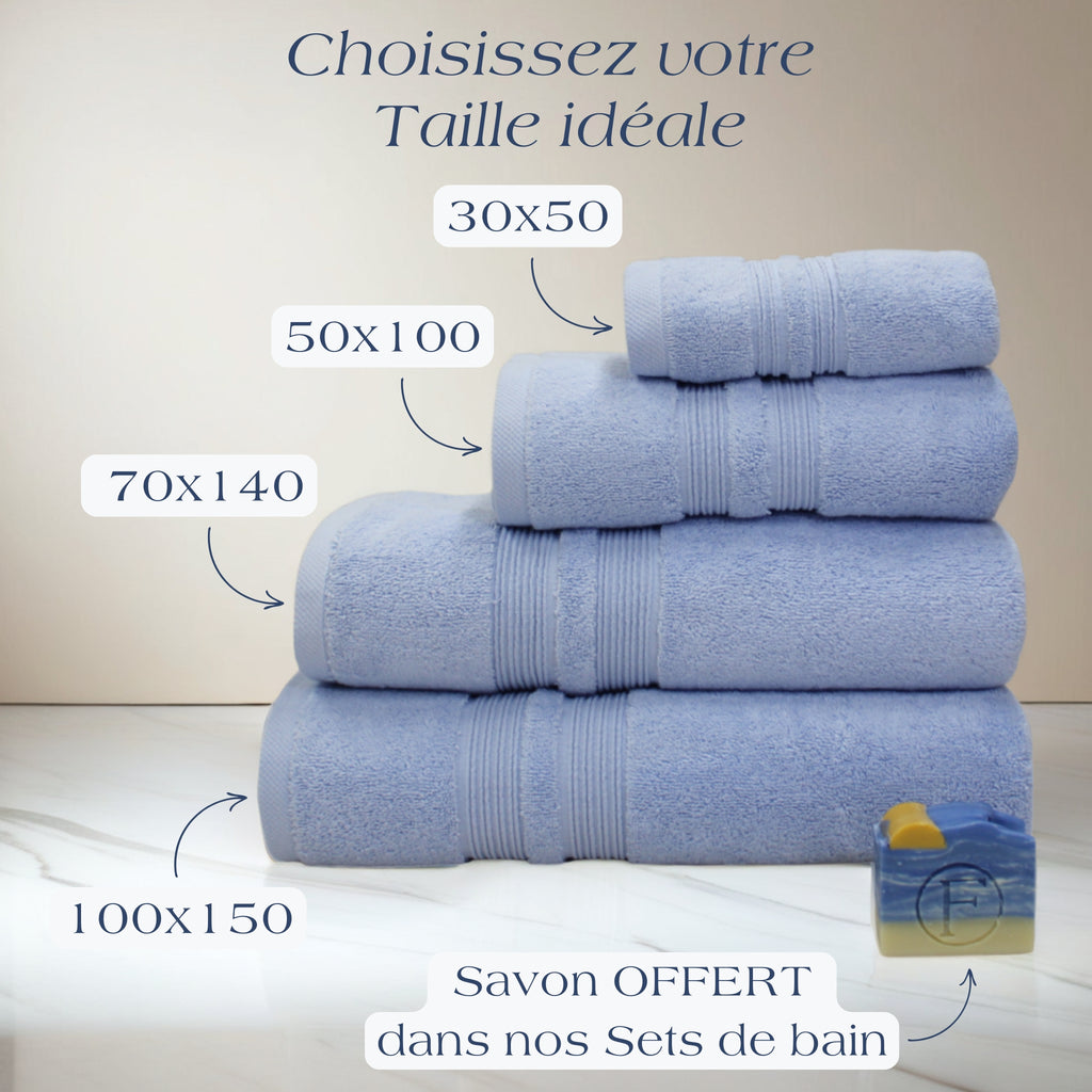 Serviette Sérénité Lagune FLAMARDA dans une salle de bain élégante, linge de bain haut de gamme