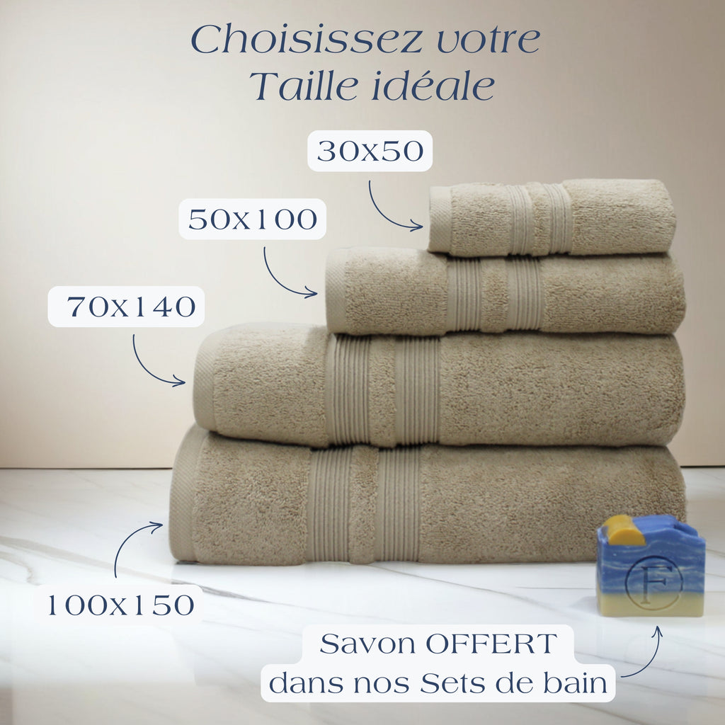 Serviette Sérénité Lagune FLAMARDA dans une ambiance bain lumineuse et élégante