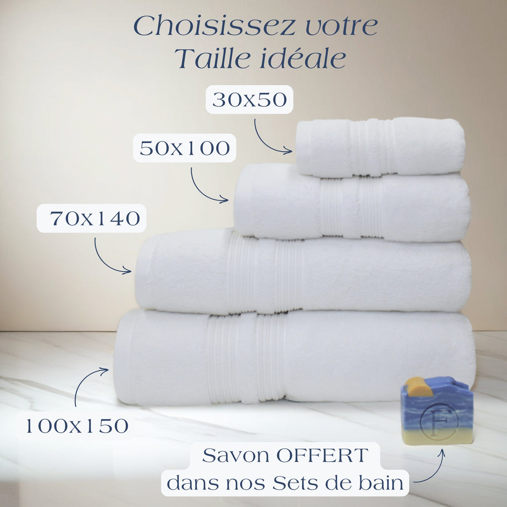 Serviette Sérénité Lagune FLAMARDA dans une ambiance salle de bain, linge de bain élégant