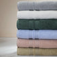 Serviettes de bain FLAMARDA Collection Sérénité Lagune empilées par couleur, linge de bain haut de gamme au design épuré et apaisant