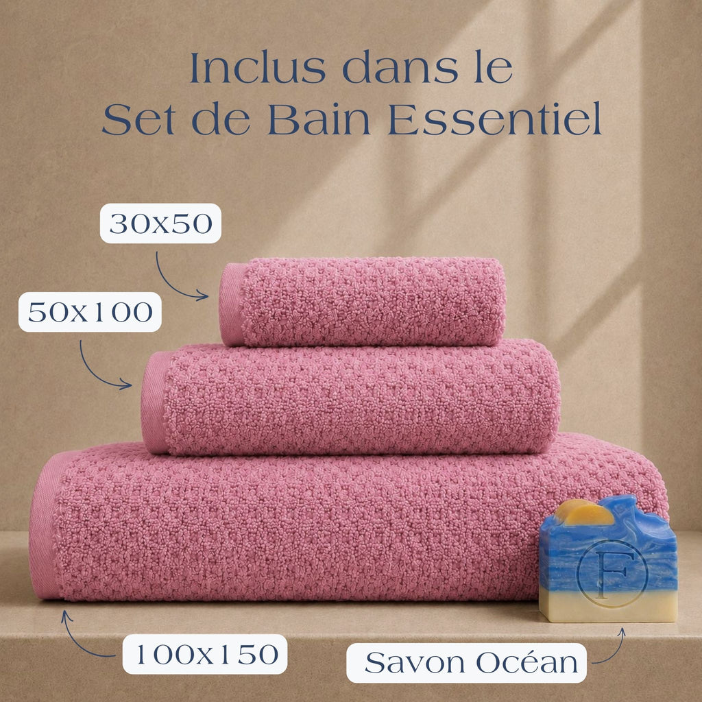 Set de Bain Essentiel FLAMARDA Prestige Dune Rose Brume comprenant un drap de bain 100x150cm, une serviette 50x100cm, une serviette invité 30x50cm et un savon artisanal Océan, présentés sur un décor beige élégant.