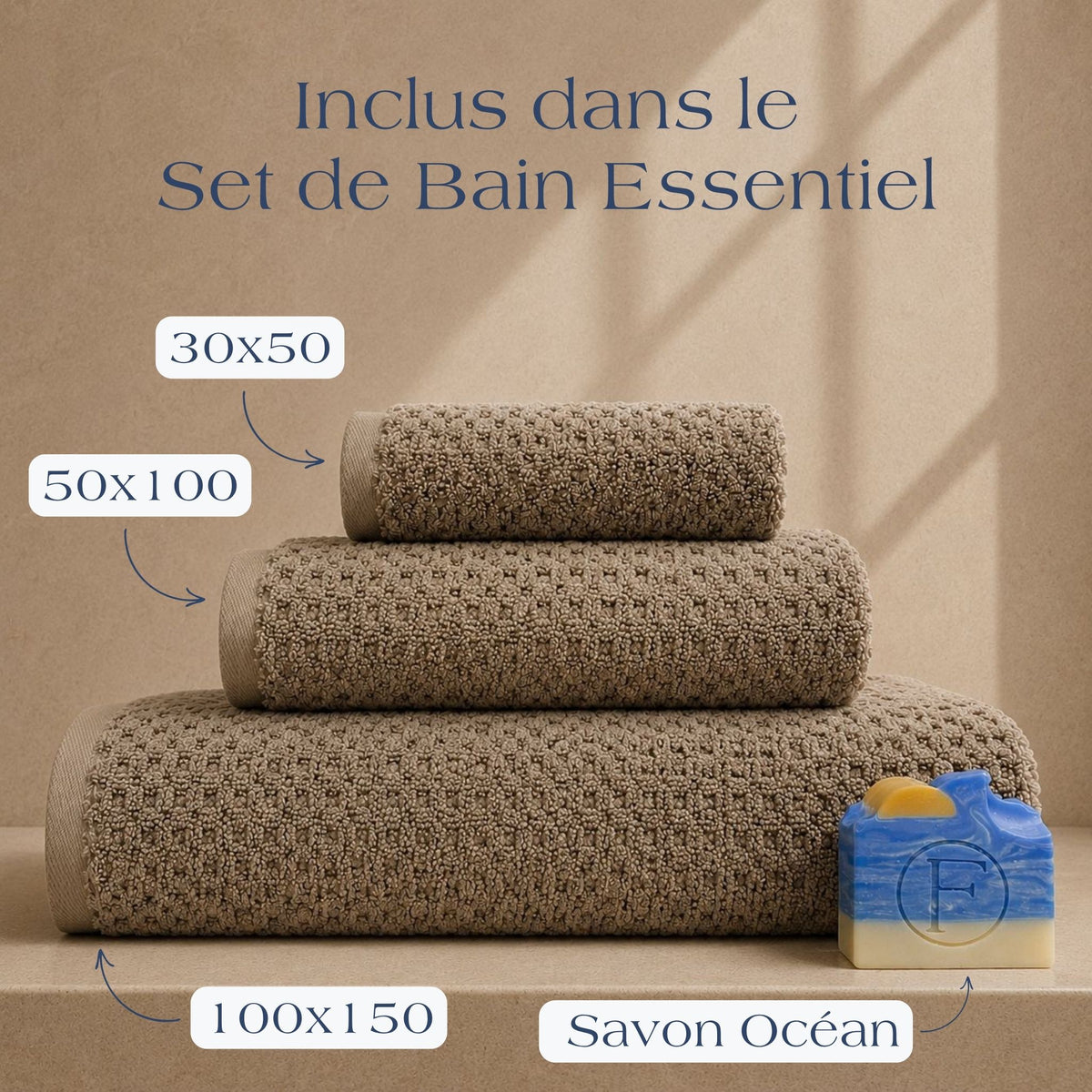 Set de Bain Essentiel FLAMARDA Prestige Dune Sable Brun comprenant un drap de bain 100x150cm, une serviette 50x100cm, une serviette invité 30x50cm et un savon artisanal Océan, dans des teintes naturelles et chaleureuses.