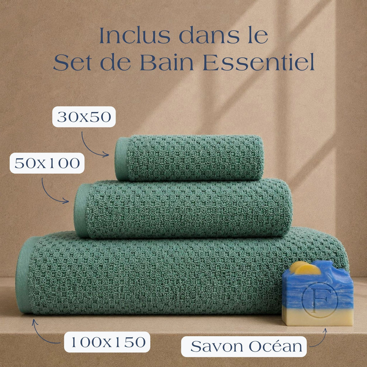 Set de Bain Essentiel FLAMARDA Prestige Dune Vert Azur comprenant un drap de bain 100x150cm, une serviette 50x100cm, une serviette invité 30x50cm et un savon artisanal Océan, présentés dans une ambiance douce et raffinée.