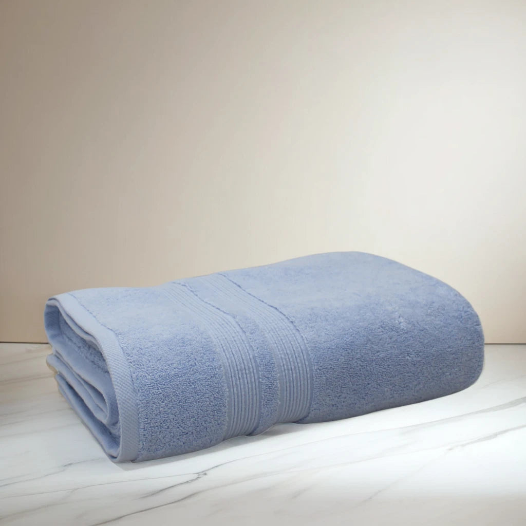 Serviette de bain Sérénité Lagune FLAMARDA dans un coloris doux, linge de bain haut de gamme au style apaisant