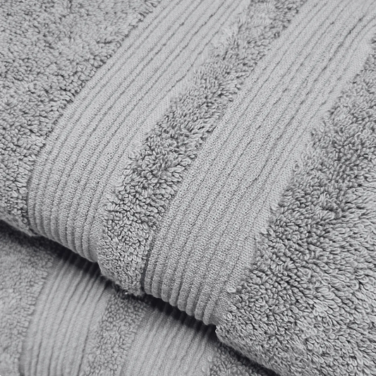 Serviette de bain FLAMARDA couleur gris, collection Lagune, en coton épais et texturé, idéal pour une salle de bain moderne et élégante. Idéal serviette visage/mains