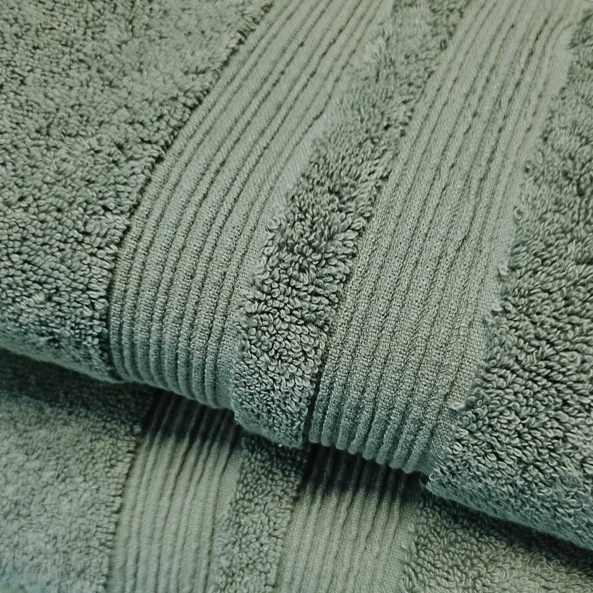 Serviette de bain FLAMARDA couleur vert, collection Lagune, en coton épais et texturé pour un confort et une absorption optimale après le bain.