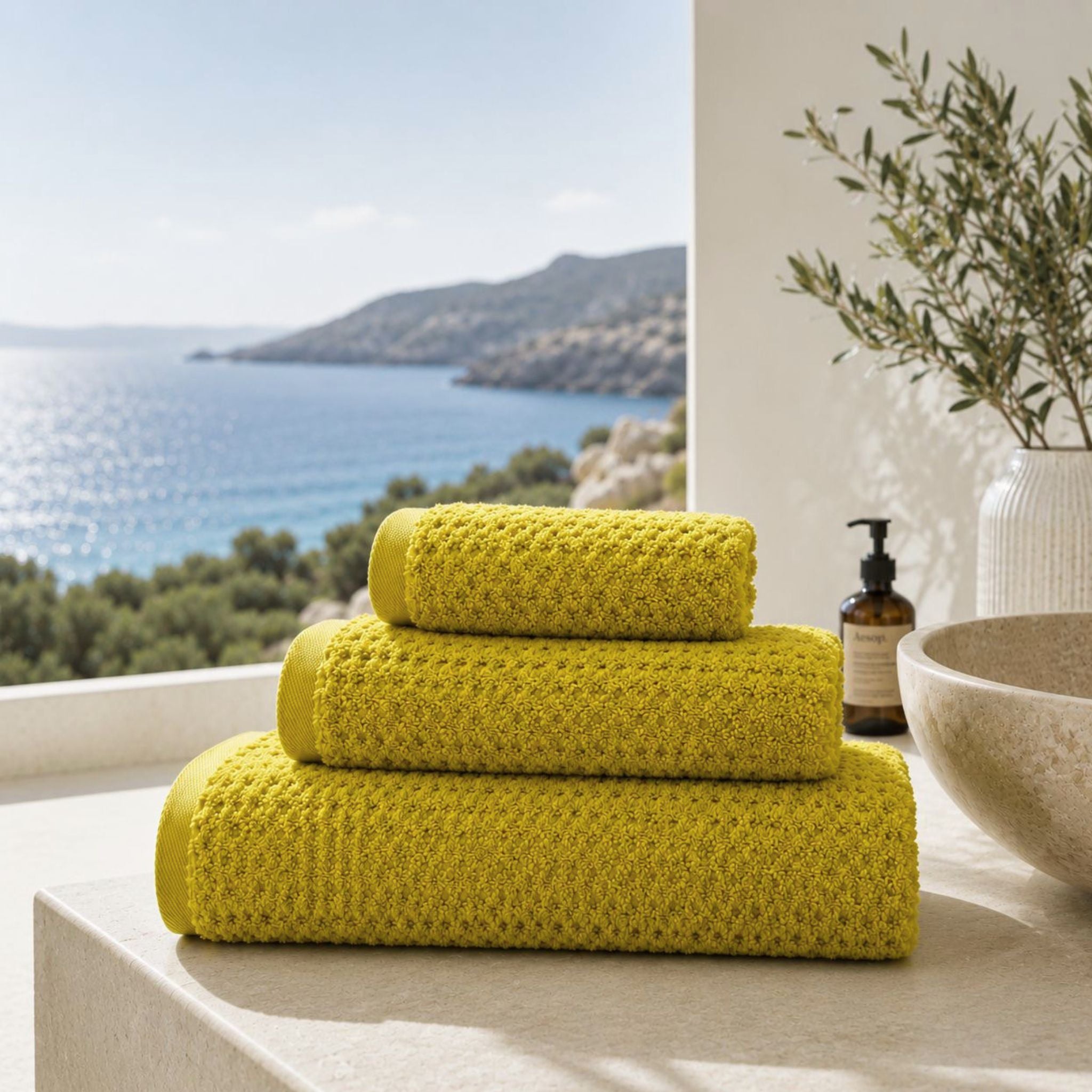Serviette de bain Prestige Dune Ocre Doré en coton peigné avec vue sur la mer et inspiration méditerranéenne