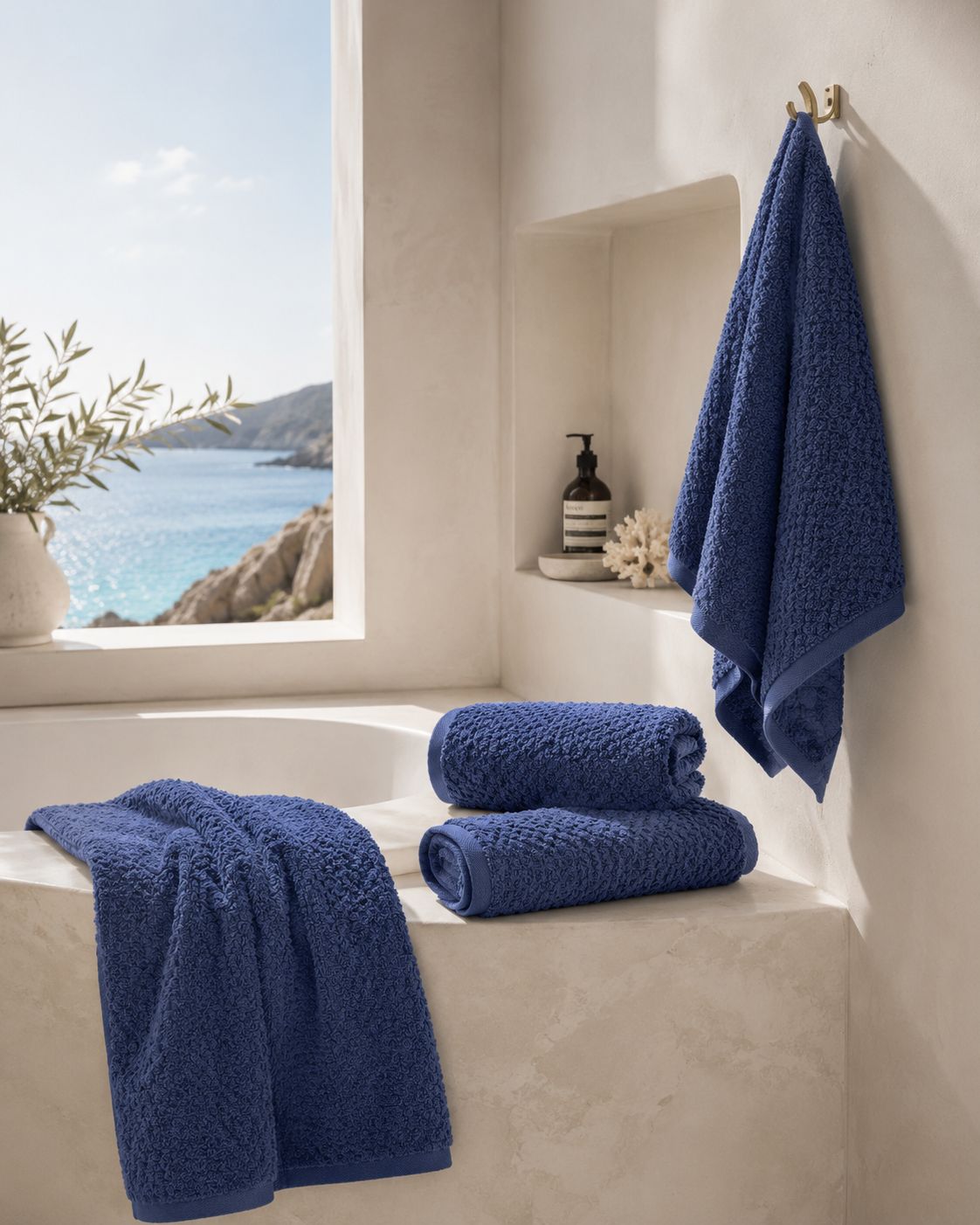 Serviettes de bain haut de gamme FLAMARDA dans une salle de bain avec vue sur l’océan, confectionnées au Portugal en coton peigné