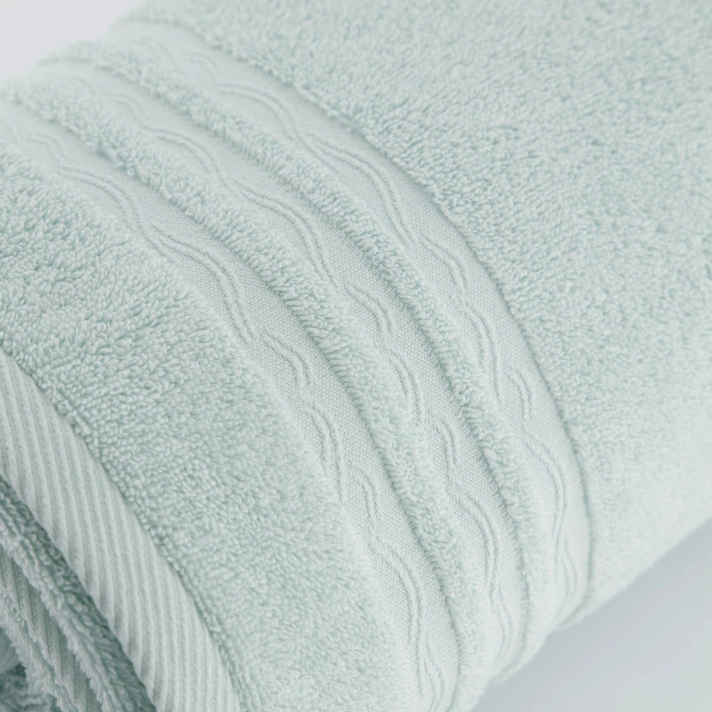 Serviette de Bain Signature Océan Vert Céladon FLAMARDA, confectionnée au Portugal