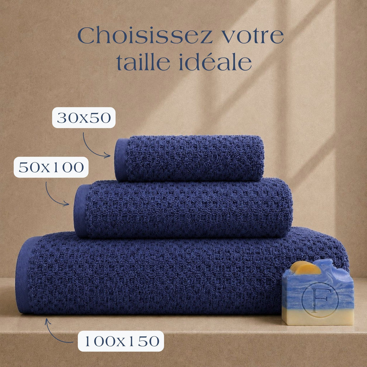 Guide des tailles FLAMARDA Prestige Dune Bleu Profond présentant les dimensions 30x50cm, 50x100cm et 100x150cm. Serviettes de bain haut de gamme en coton peigné 600 g/m² dans une teinte bleu profond inspirée de l’océan.