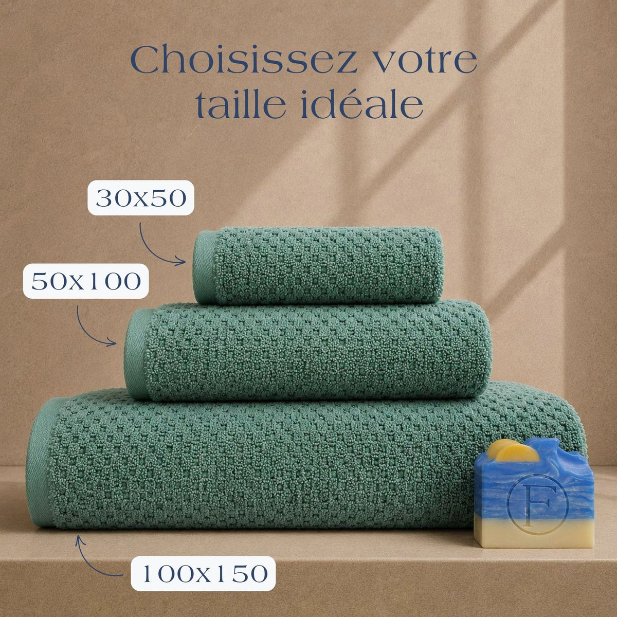 Guide des tailles FLAMARDA Prestige Dune Vert Azur présentant les dimensions 30x50cm, 50x100cm et 100x150cm. Serviettes de bain haut de gamme en coton peigné 600 g/m² dans une teinte vert azur apaisante.