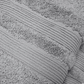 Gros plan sur la texture raffinée de la serviette de bain FLAMARDA gris de la collection Lagune, en coton de qualité supérieure pour un confort optimal. Idéal serviette cheveux visage/mains