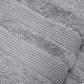 Gros plan sur la texture raffinée de la serviette de bain FLAMARDA gris de la collection Lagune, en coton de qualité supérieure pour un confort optimal. Idéal serviette cheveux