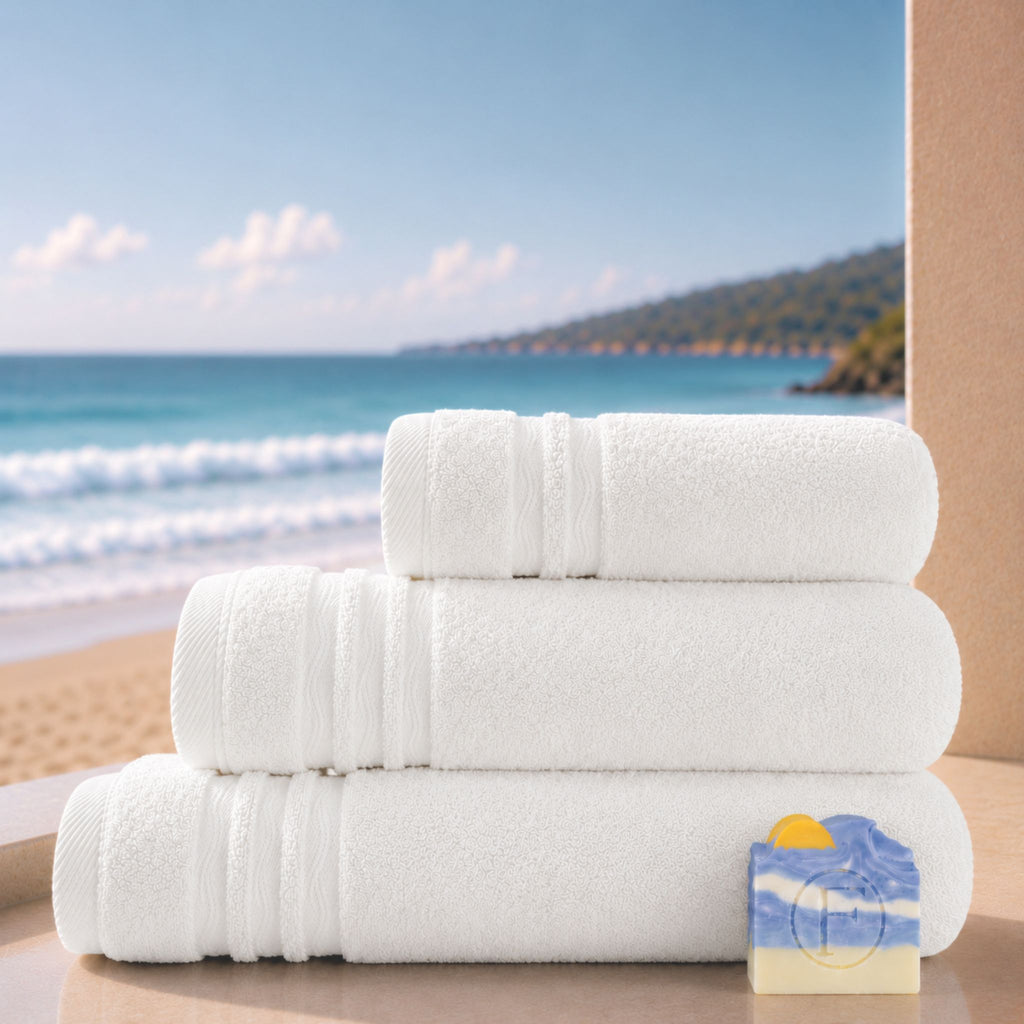 Set de Bain Essentiel Signature Océan Blanc Écume FLAMARDA avec un grand drap de bain 100x150cm, un drap de bain 70x140cm, une serviette de toilette 50x100cm et un savon artisanal Océan.