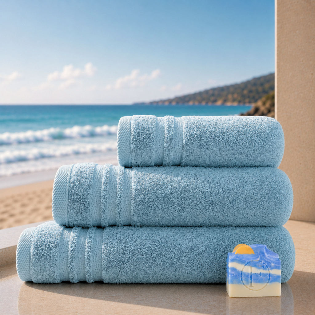 Set de Bain Essentiel Signature Océan Bleu Horizon FLAMARDA avec un grand drap de bain 100x150cm, un drap de bain 70x140cm, une serviette de toilette 50x100cm et un savon artisanal Océan.