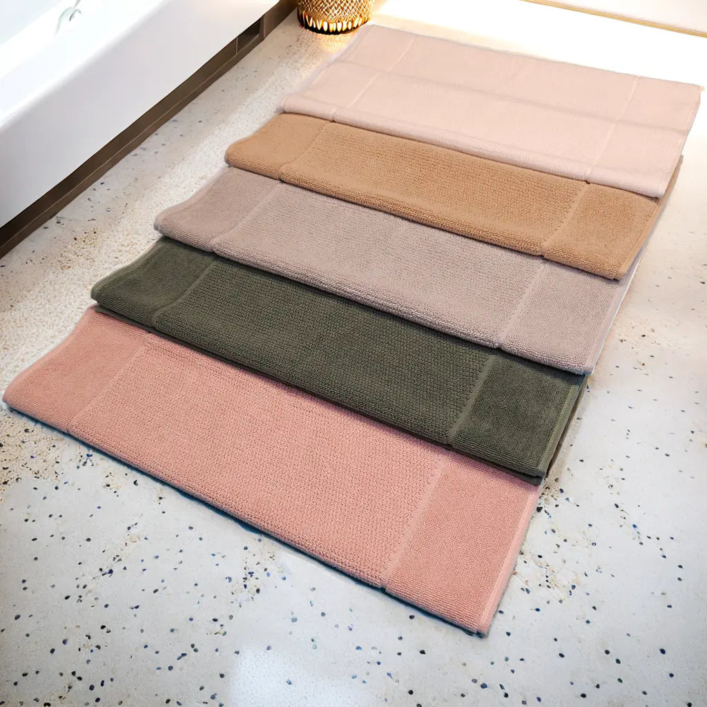 Collection de tapis de bain FLAMARDA, de la collection Lagune, en différentes couleurs, allant du blanc au blush, offrant des options élégantes pour toutes les salles de bain. Image
