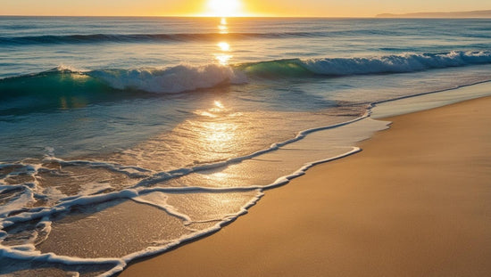 Plage dorée au coucher du soleil, symbolisant le design artistique et océanique du savon FLAMARDA inspiré des vagues portugaises